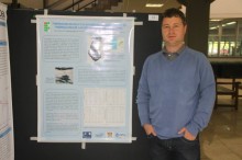 O aluno de Licenciatura em Matemática, Gabriel Maia, apresenta seu poster durante o XX SBPA