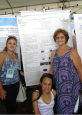 As alunas Glauce, Kimberly e Mirian apresentam pôster durante o evento