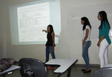 Apresentação oral das alunas Maria Dalvanir, Camila e Mayara