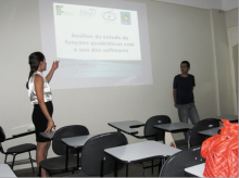 Os alunos Thiago e Rafaela realizam sua apresentação oral