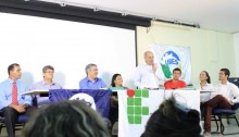 O diretor do campus, João Moro, discursa durante evento