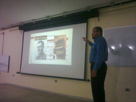 Aluno Leandro Carvalho Julio apresenta trabalho sobre inteligência artificial