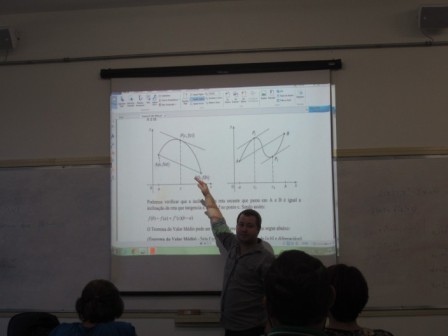 Aluno Gabriel ministrando O Teorema do Valor Médio (TVM)