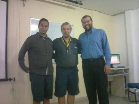 Professor Ricardo Plaza entre os alunos João e Leandro