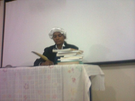 Daniel Moura interpretando Newton