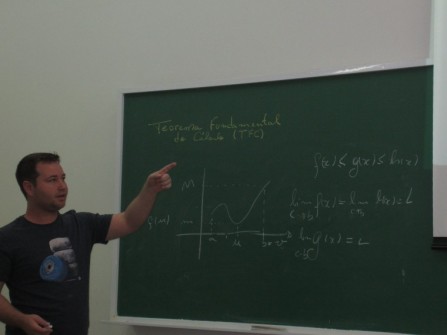 Gabriel explicando a definição do Teorema Fundamental do Cálculo