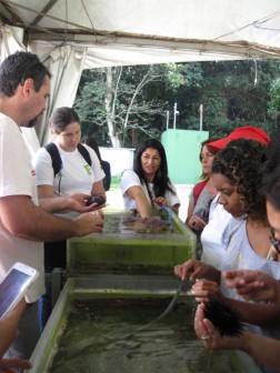 Biólogo Luciano Abel do CEBIMar explicando a fisiologia de alguns organismos marinhos para os alunos