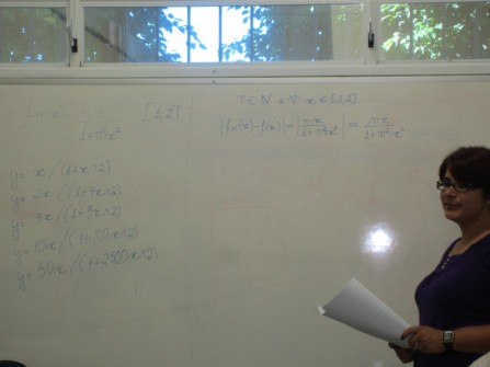 Kátia provando  que a função dada converge uniformemente.