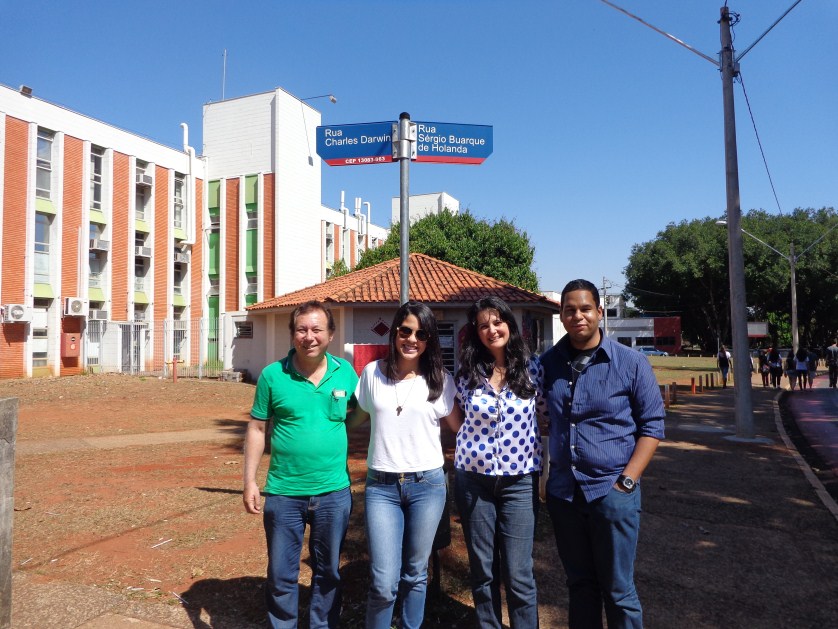 Alunos na UNICAMP na esquina das ruas Charles Darwin e Sérgio Buarque de Holanda