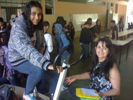 Aluna da Escola Coronel Eduardo juntamente com a licencianda Adriana de Andrade