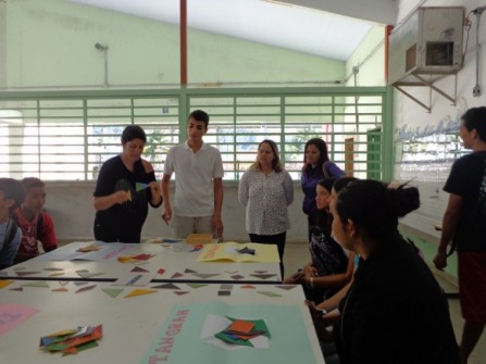 Davi e Marieta realizando atividades com o Tangram
