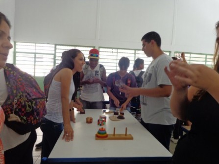 Estudantes com jogos matemáticos e lógicos