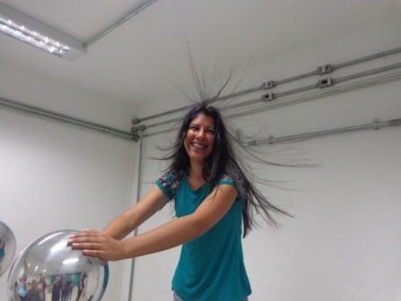 Experiência de eletrização realizada com o gerador eletrostático