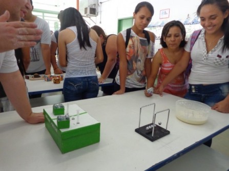 Experiências do elevador hidráulico, do pêndulo de Newton e do fluido não-newtoniano