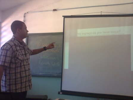 João ministrando palestra “O cosmos e a gravidade”