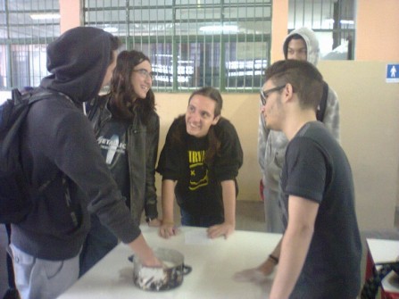 Licenciando Eber e alunos presentes verificam experimentalmente o comportamento de um fluido não-newtoniano