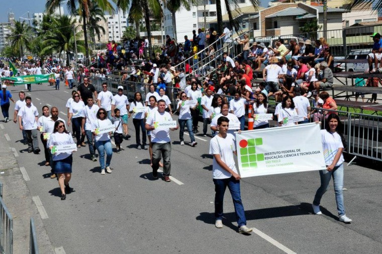Alunos do IFSP - Caraguatatuba acompanhados pelo Professor Ernesto