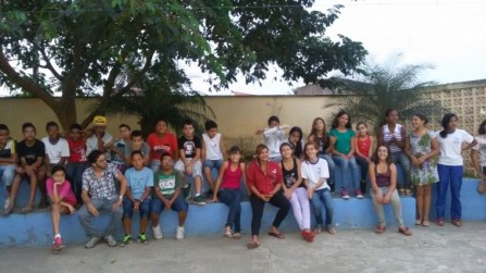 Professor Elton e seus alunos da escola professora Edna