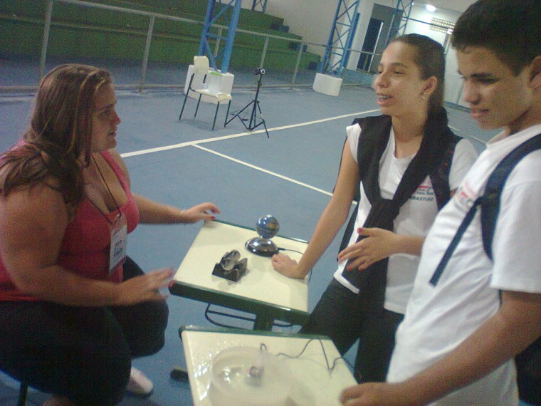 A aluna Thays Garakis (a esquerda da foto) e as experiências de levitação magnética e com o produtor de neblina.