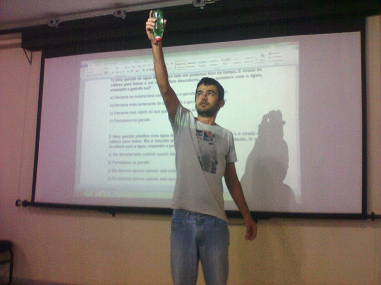Experiência para discutir o princípio da equivalência na relatividade e a gravidade zero.