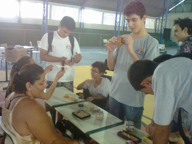 Alunas mostrando atividades com jogos matemáticos.