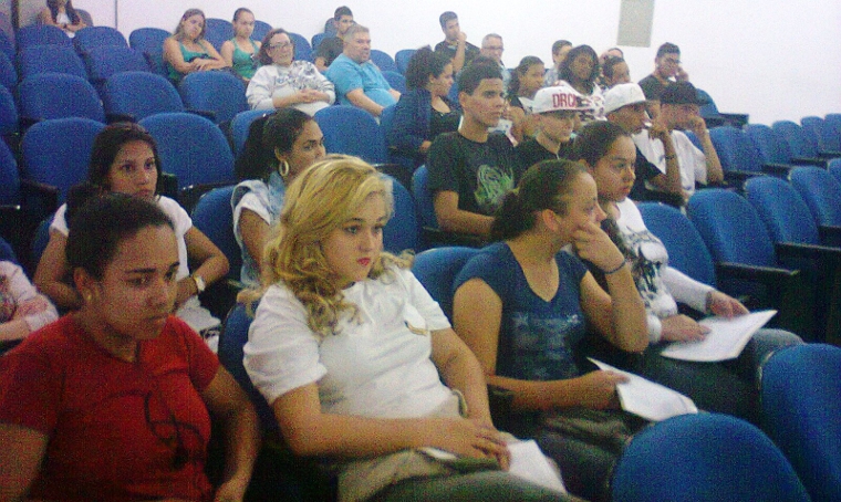 Alunos assistem a uma palestra sobre o cosmos e a gravidade.