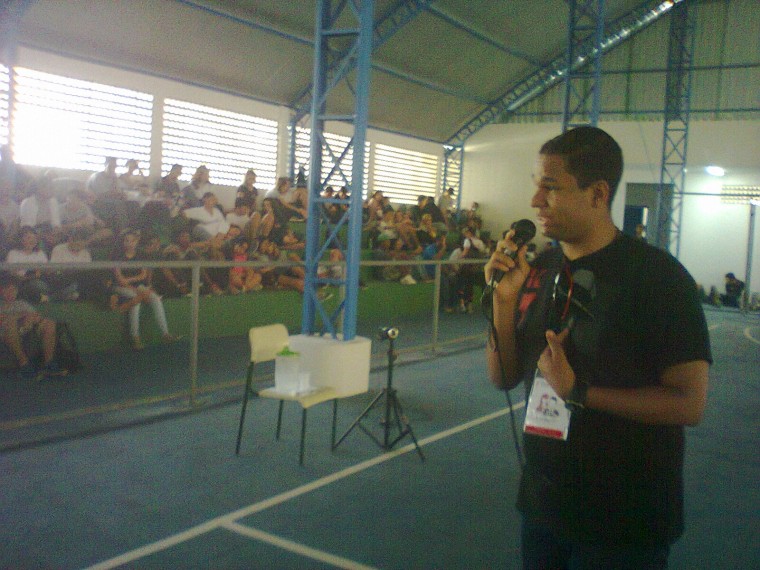 O aluno João Neto durante a sua palestra.