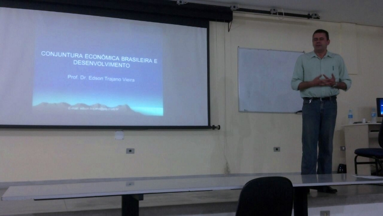 Palestra “Conjuntura econômica brasileira e desenvolvimento” proferida pelo Prof. Dr. Edson Trajano Vieira. (Faculdades Módulo Caraguatatuba)
