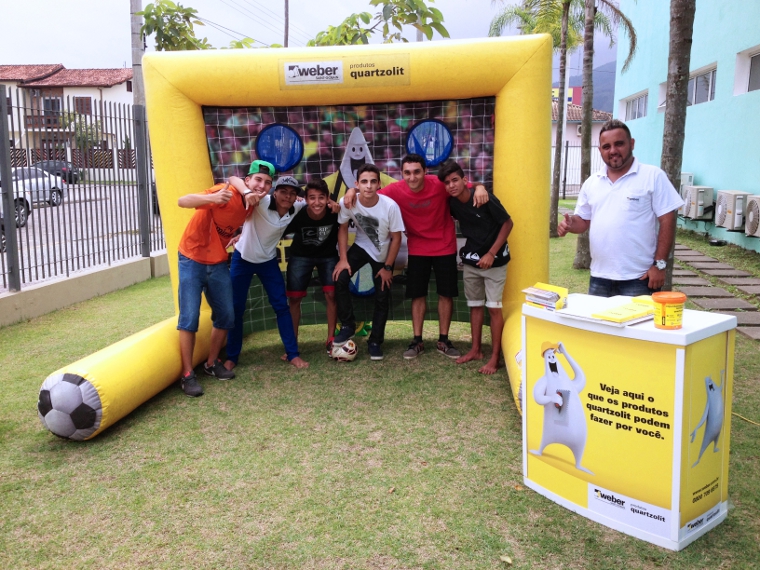 Recreação “chute a gol” cedido pela Brasilit - Saint Gobain.