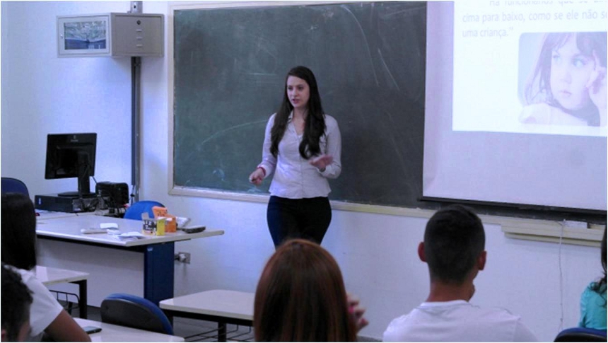 Aluna do 2º semestre de Processos Gerenciais, Mônica Santesso, em sua apresentação.