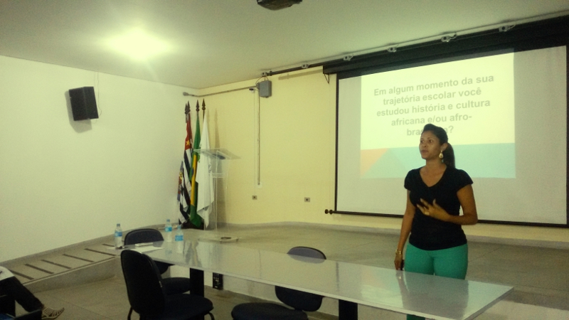 Professora Caroline durante o Colóquio