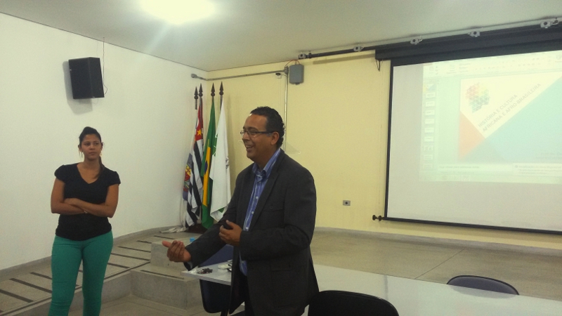 Professora Caroline juntamente com o Pró-Reitor Wilson de Andrade Matos