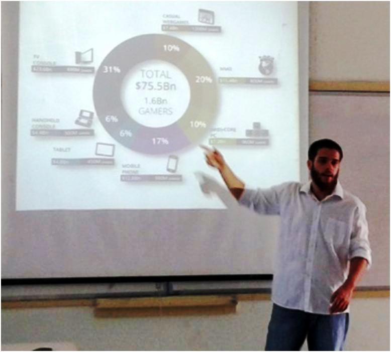 Marcos Ferreira aluno do 4º semestre do curso Processos Gerenciais em sua apresentação.
