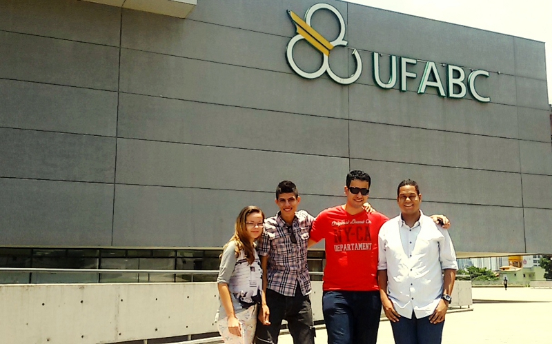 Estudantes do IFSP em frente a um dos prédios da UFABC.