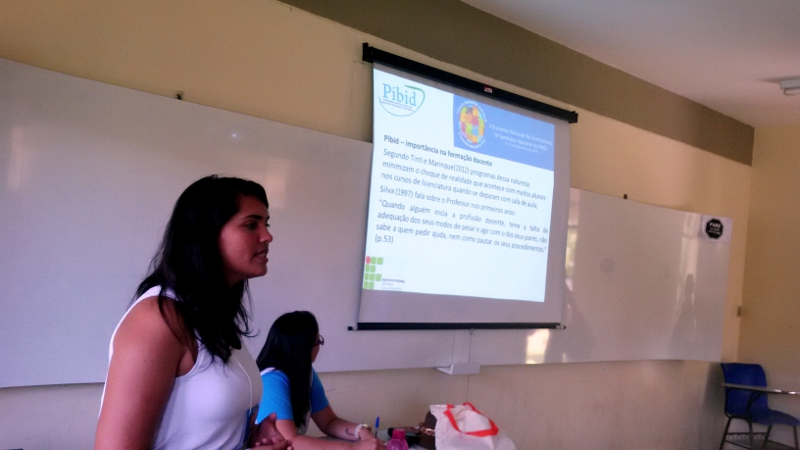Aluna Paola na apresentação de seu trabalho