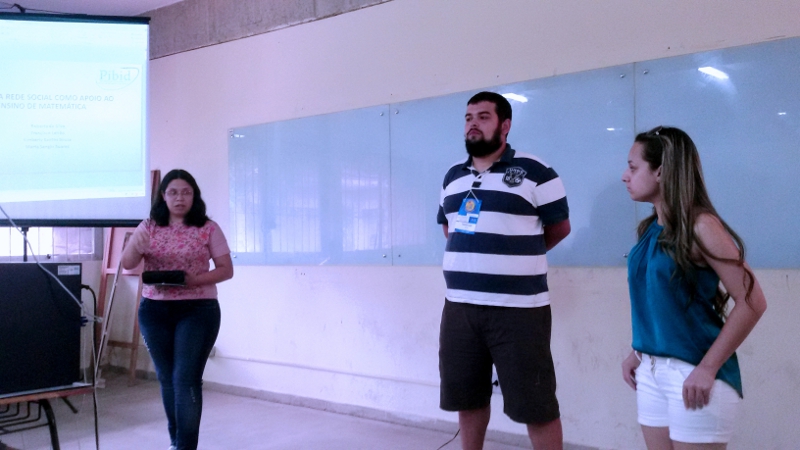foto-roberta-professor-francisco-leitao-e-kimberly-na-apresentacao-de-seu-trabalho