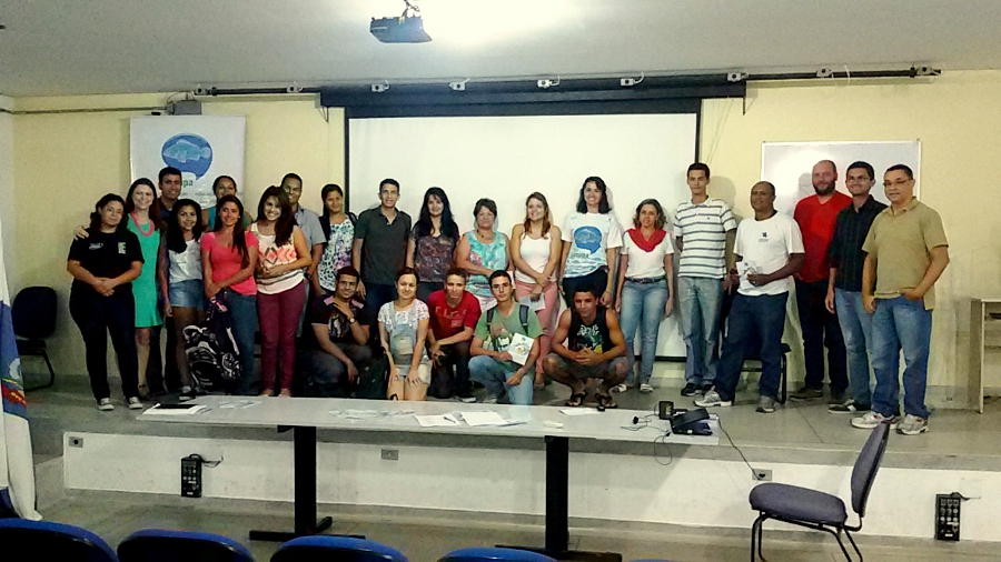 Monique Tayla junto com estudantes, professores e servidores do IFSP.
