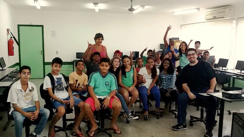 Alunos da Escola Edileusa juntamente com Lucas Conelian