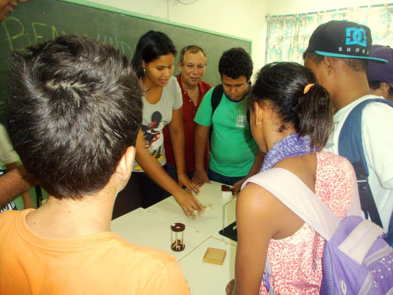 Ariane Horta, Gilberto Rafael e alunos da Escola Edileusa