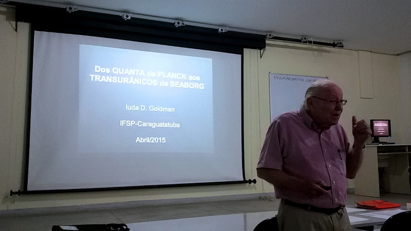 Professor Iuda durante a apresentação do colóquio.