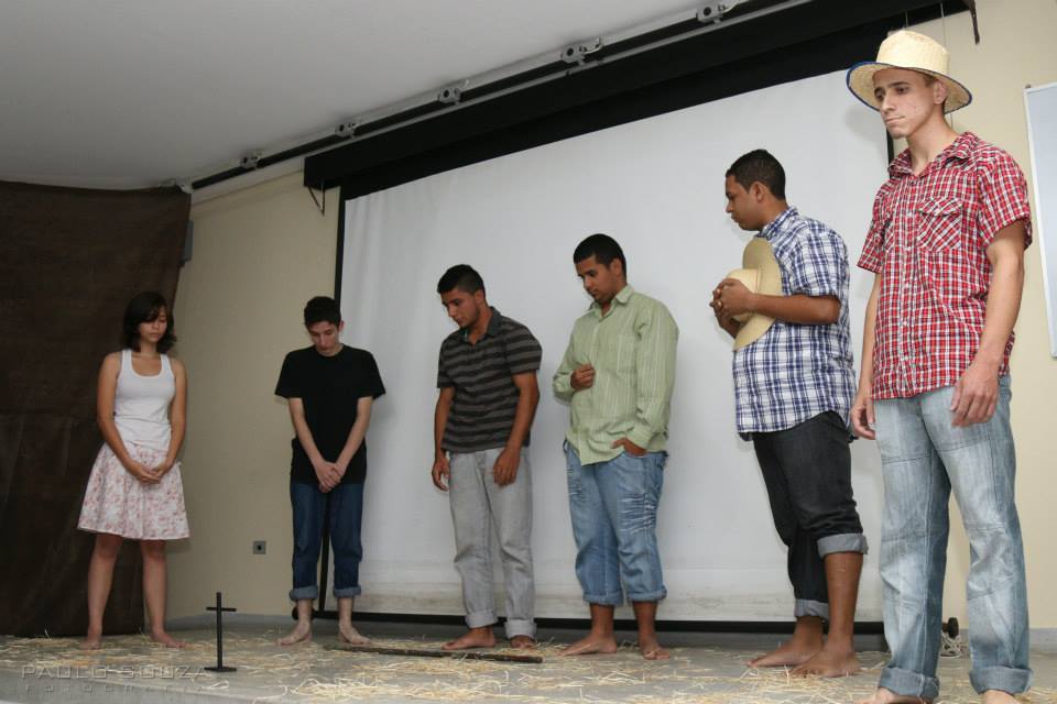 Alunos realizando peça teatral. Crédito da Foto: Fotógrafo Paulo Souza