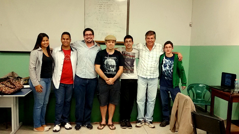 Professores Ricardo e Candido junto com estudantes do IFSP Caraguatatuba