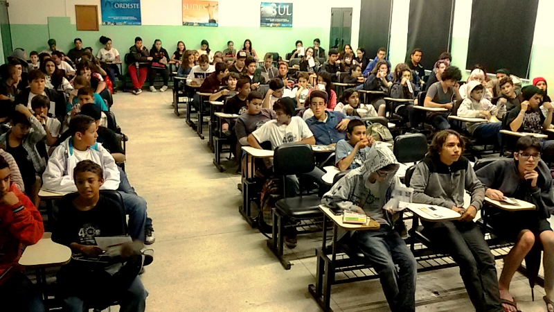 Alunos da Escola Tancredo que assistiram a apresentação sobre astronomia