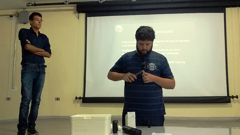 Douglas e Dérick durante a realização do experimento de espectrometria