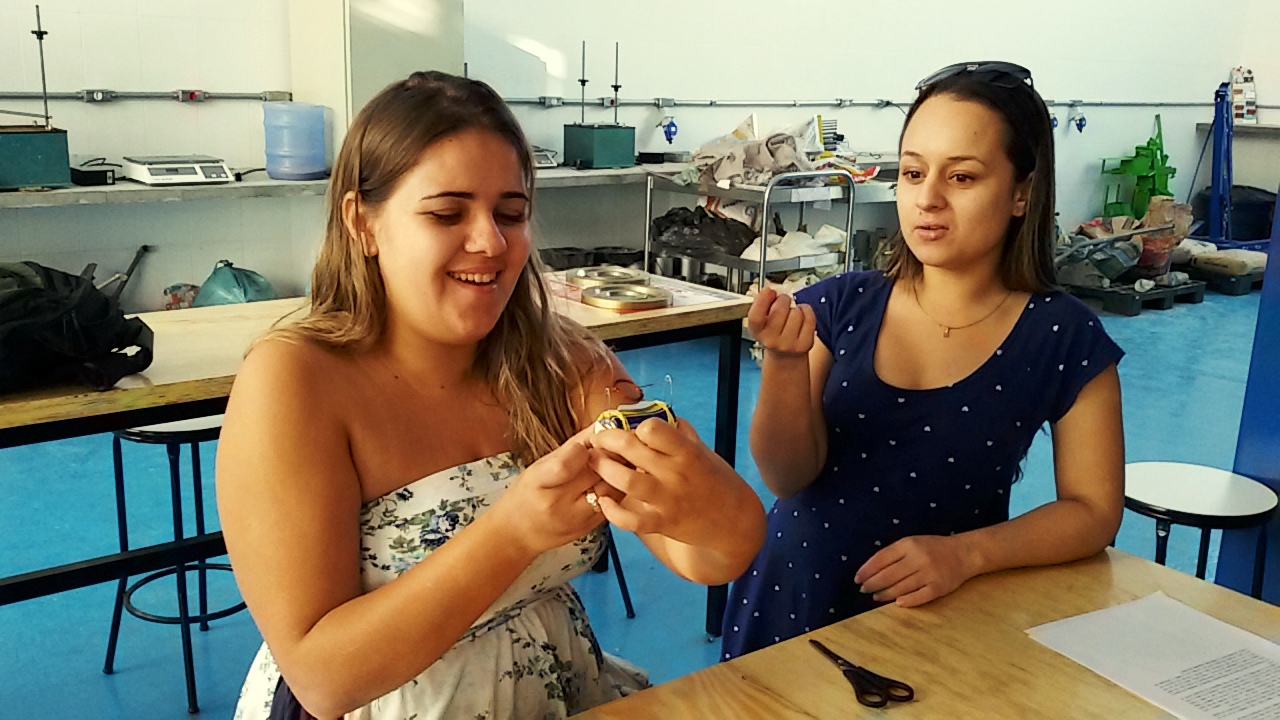 Glauce e Kimberly com o experimento de montagem de um pequeno motor elétrico