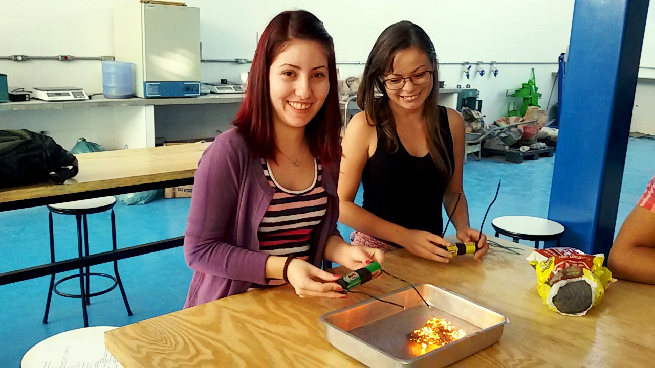 Luciene e Natália com o experimento sobre efeito Joule