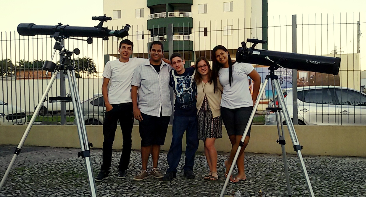 Bolsistas junto com os dois telescópios utilizados