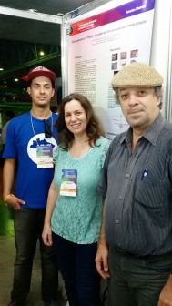 Julio e professores Janice e Ricardo durante a apresentação de seu pôster