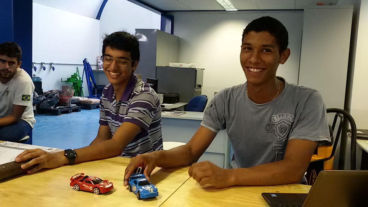 Marcio e Vinicius com o experimento de cinemática
