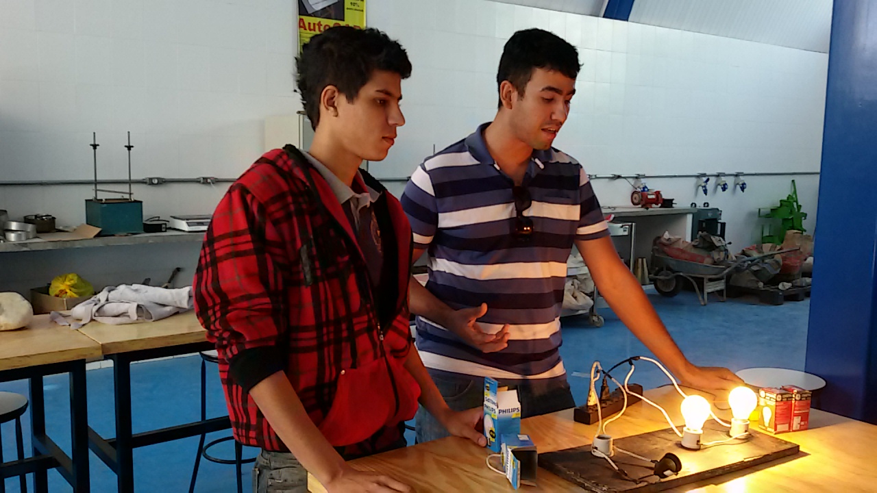 Francisco e Wilton com a experiência sobre associação de resistores